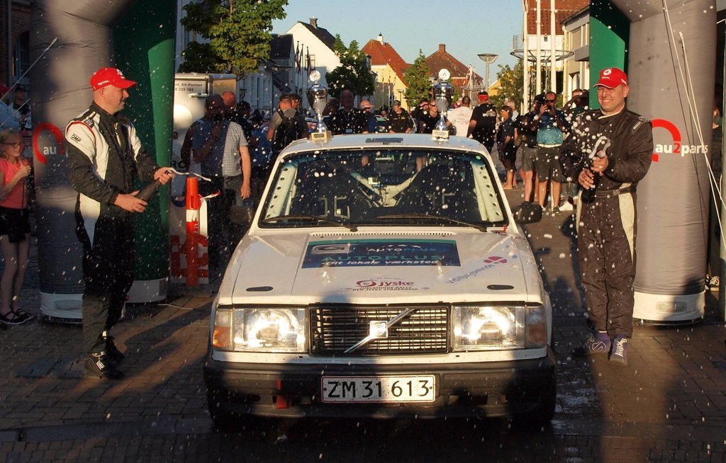Heino Mejer og Bo Mølgaard fejrer den generelle 3. plads i Juelsminde Rally Den Jyske Sparekasse 2017